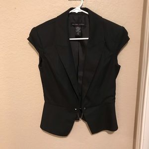 Short-sleeved blazer